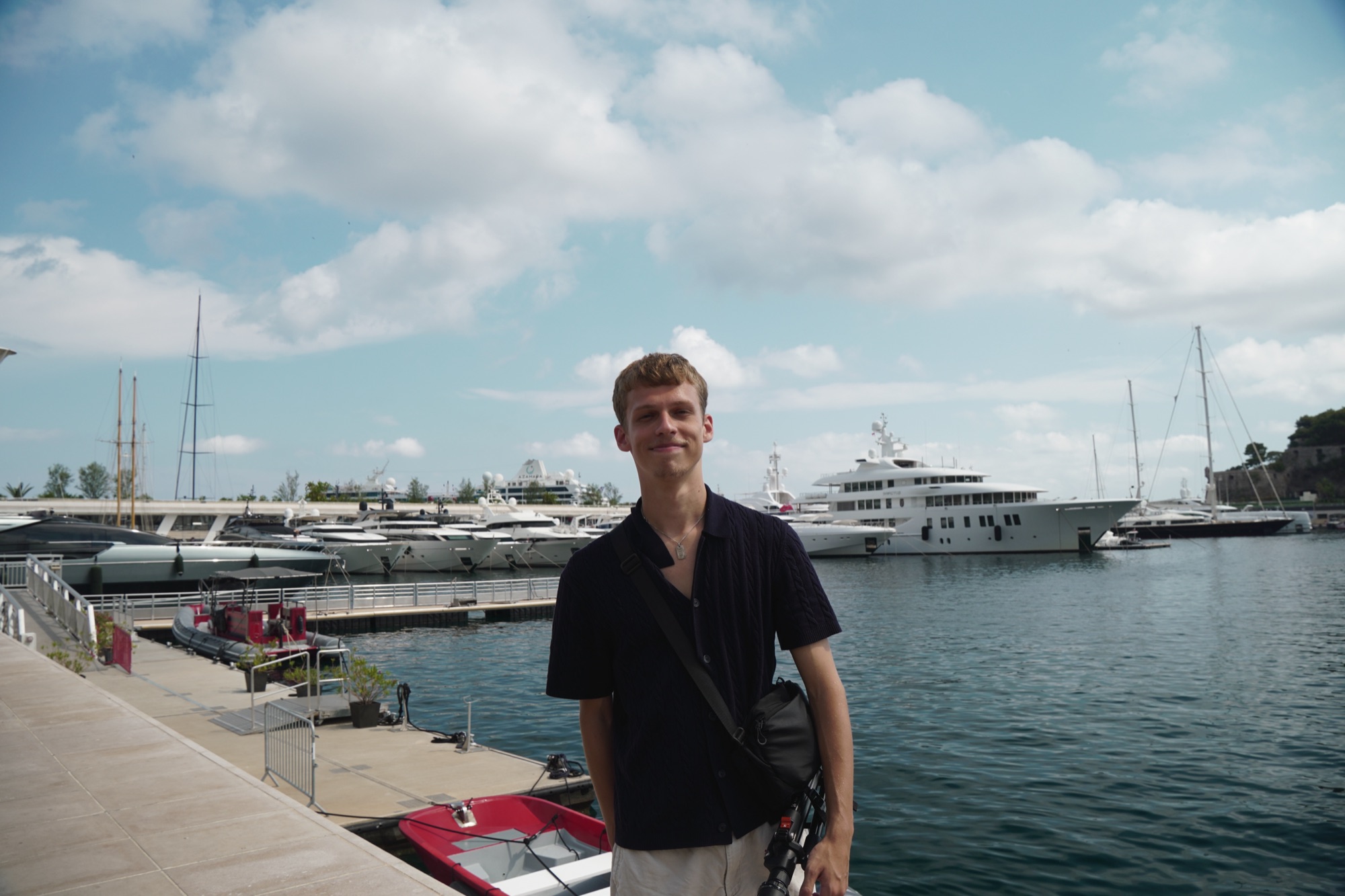 Tobias Krainhöfner am Hafen, mit Kamera-Tasche